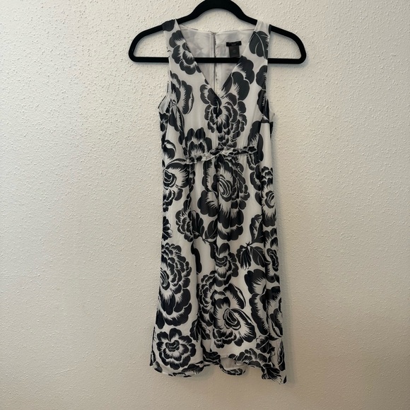 NWT ANN TAYLOR Factory White & Navy Blue Floral Dress Sz. 00P - Picture 1 of 4